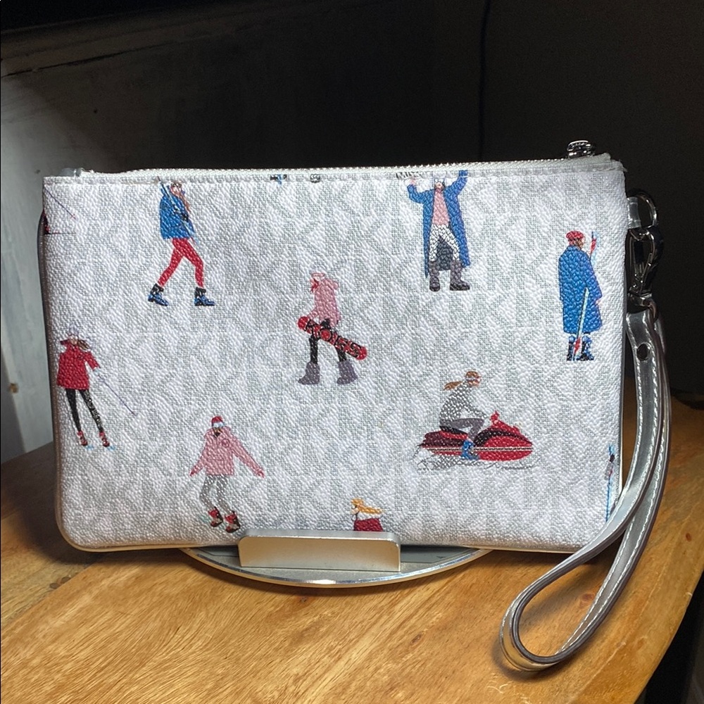 Michael Kors Multicolor Winter Scene Wristlet - Picture 4 of 7